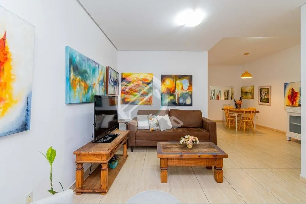 Imagem Encante-se com esta casa excepcionalmente bem localizada no coração do bairro Petrópolis! Com uma...