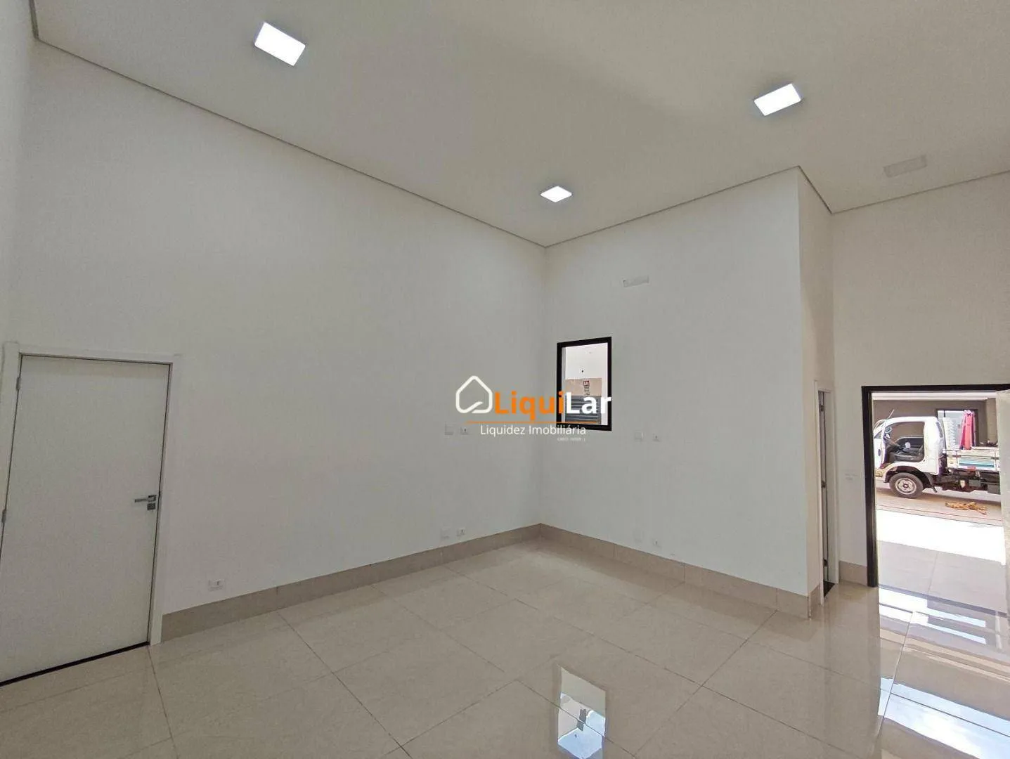 Imagem Casa térrea em condomínio fechado no Parque dos Poderes.