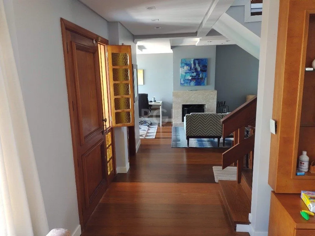 Imagem Excelente casa com 03 suíte, espaço gourmet com churrasqueira, living com lareira, pátio com piscina e garagem para 02 carros no bairro Espírito Santo