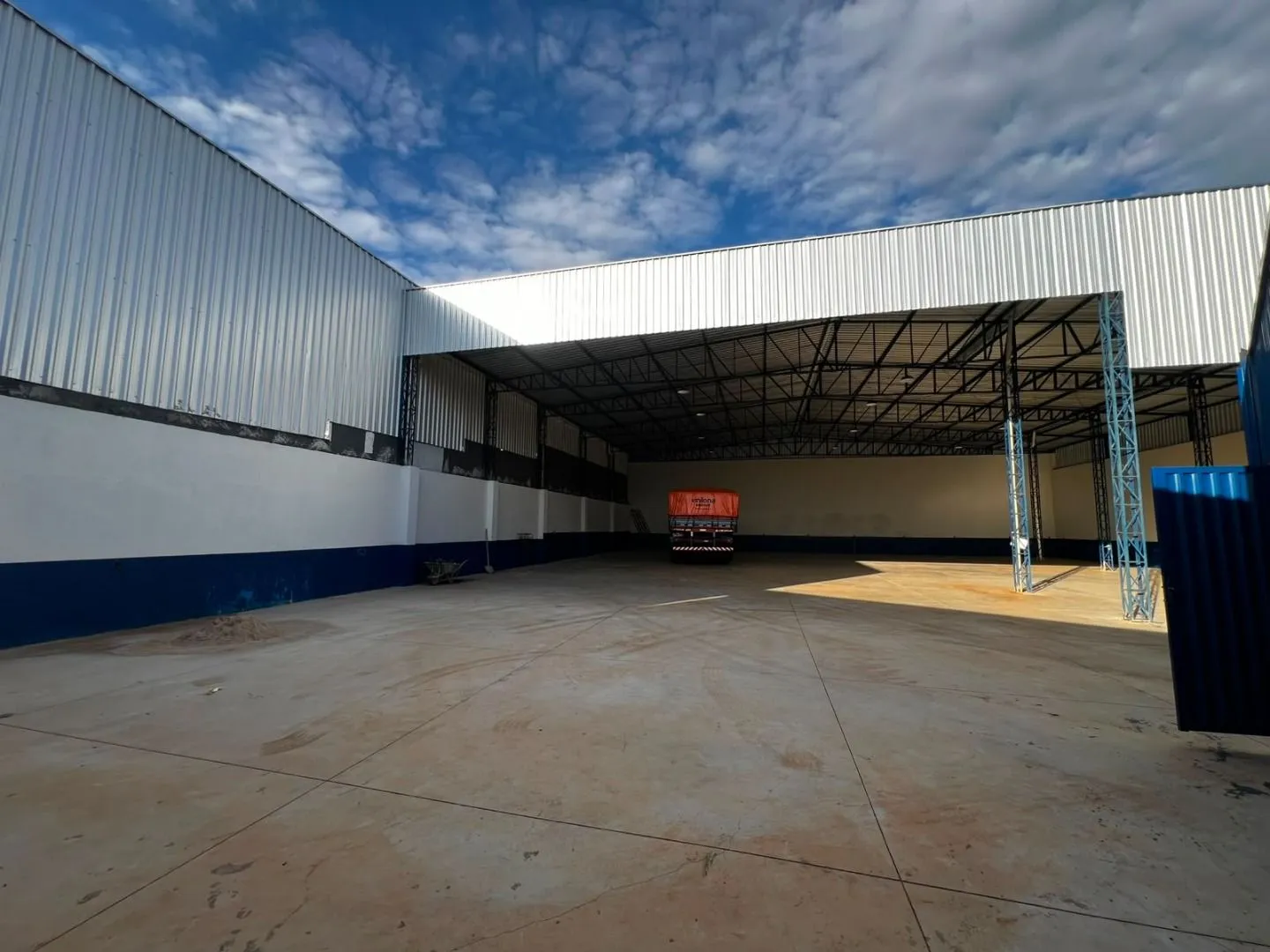 Imagem Galpão para alugar, 768 m² por R$ 6.500,00/mês - Planalto - Patos de Minas/MG