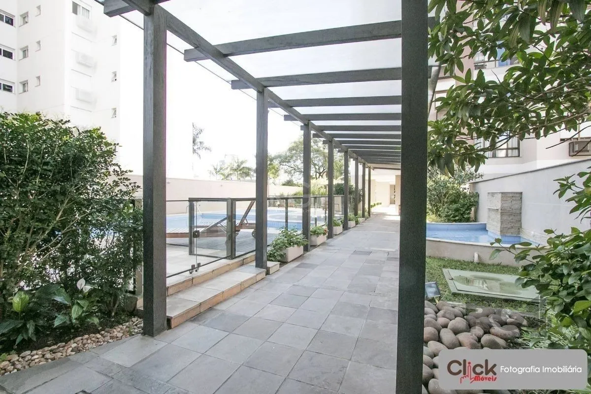 Imagem Vende apartamento desocupado, andar alto, mobiliado, living de dois ambientes, no Passo da Areia - Porto Alegre