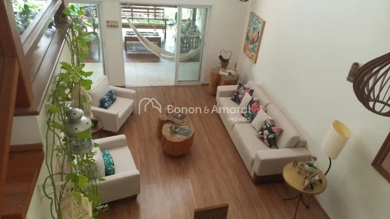 Imagem Esta casa em condomínio oferece uma área total de 480 metros quadrados, proporcionando um espaço ...