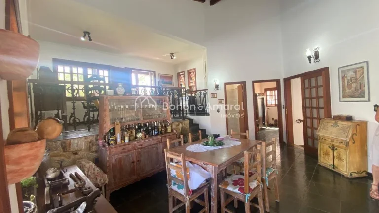 Imagem Casa rústica no San Conrado, com varanda e lindo jardim frontal. 
Terreno amplo de 764 m², com gra...