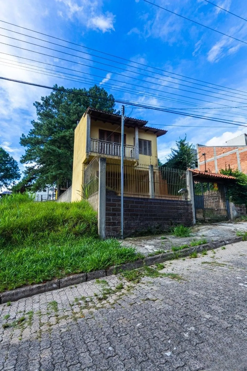 Imagem Casa de 3 dormitórios no Bairro Lomba do Pinheiro - Porto Alegre