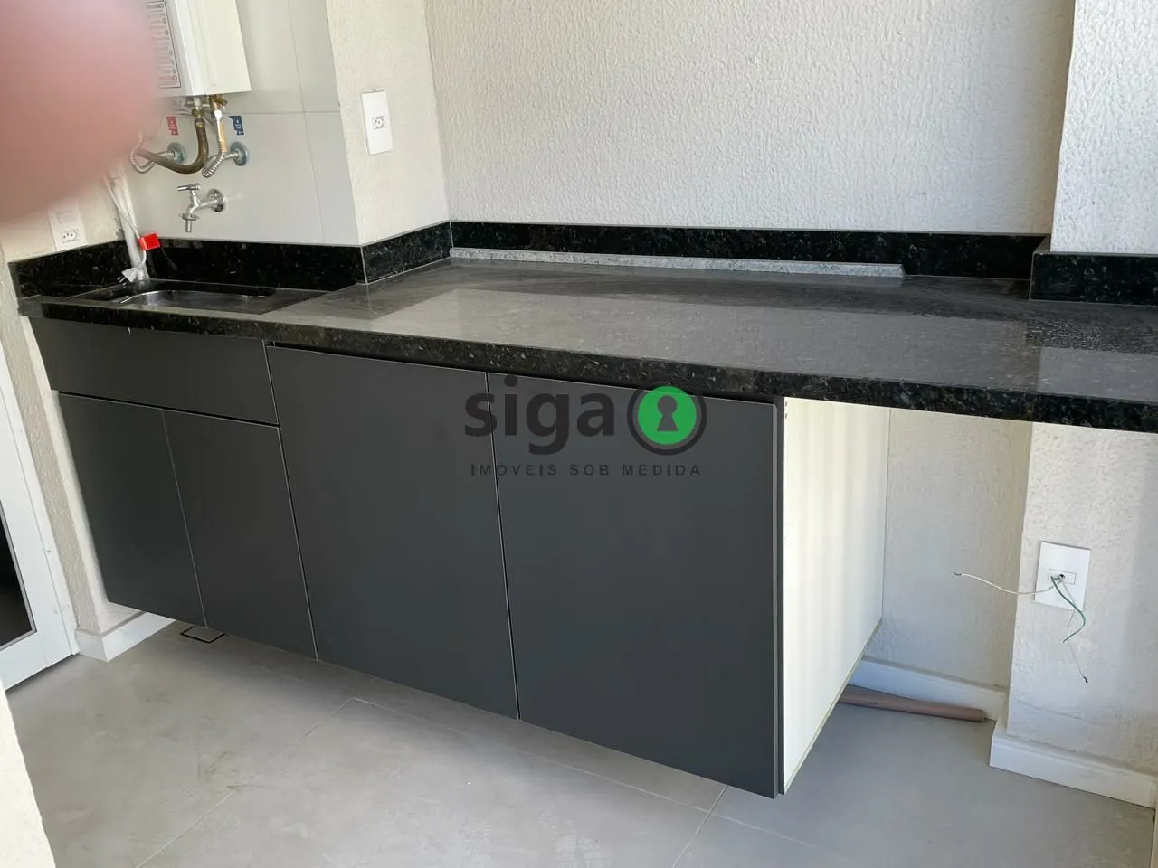 Imagem Apartamento mobiliado com uma vaga de garagem ao lado da linha lilás