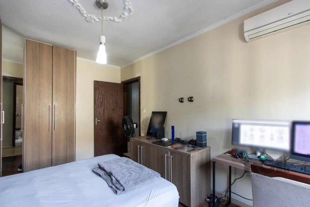 Imagem Apartamento com 70m² de área privativa, possui 3 dormitórios, sala para 2 ambientes, banheiro social, cozinha com móveis planejados e área de serviço.