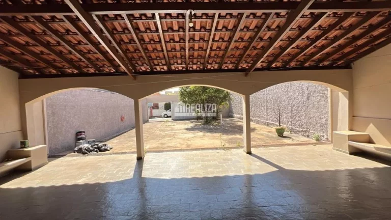 Imagem Casa à venda em Uberaba: 2 dormitórios, suíte, 4 garagens e quintal amplo