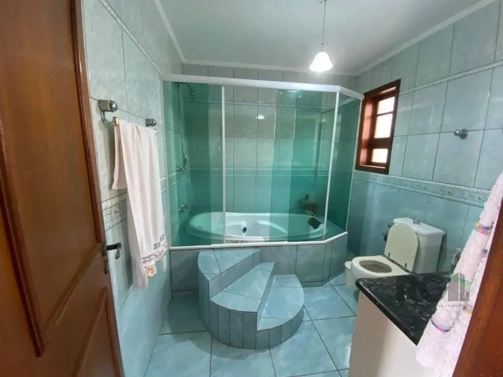 Imagem Casa com 4 dormitórios no bairro nonoai