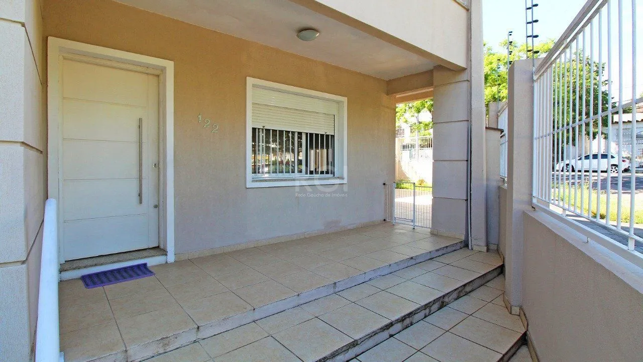 Imagem Casa térrea de 2 dormitórios e 3 vagas de garagem na Vila Ipiranga em Porto Alegre.