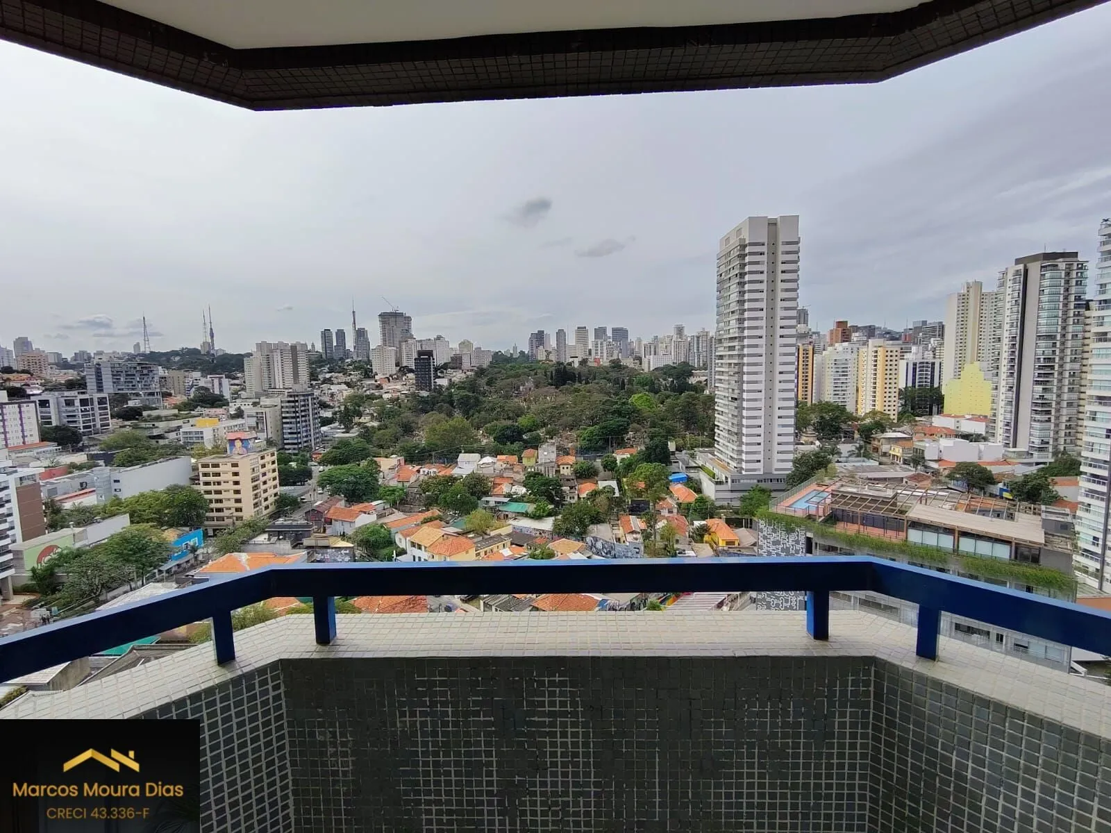 Imagem Apartamento Pinheiros, 2 dormitórios( 1 suíte) e 2 vagas, perto Metrô Fradique e com excelente valor de Condomínio. Edifício com Portaria 24 hs, Gerador e Lazer