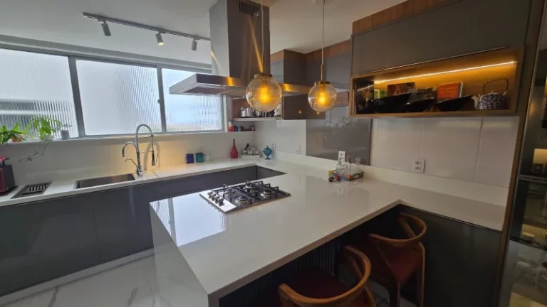 Imagem A 5ª Avenida Imóveis, selecionou esse exclusivo apartamento de 3/4 para você morar com muito charme no bairro mais tradicional de Salvador: A Graça