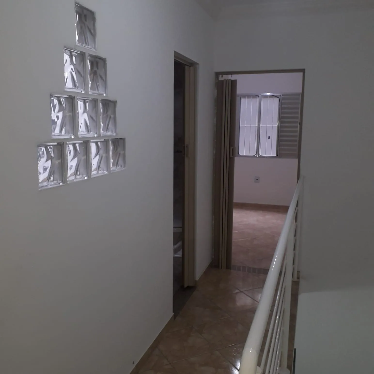 Imagem "Residência Confortável e Prática: Garagem Coberta, Três Dormitórios Aconchegantes, Sala Ampla, Cozinha Espaçosa e Mais! Descubra o Seu Novo Lar."