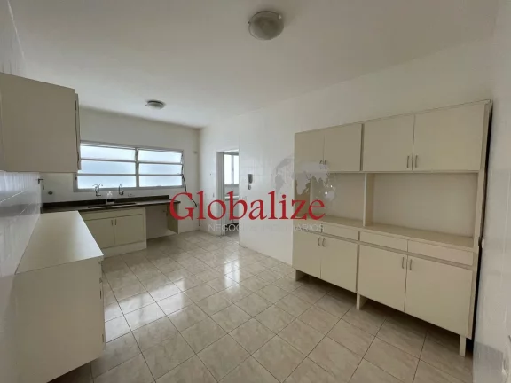 Imagem APARTAMENTO À VENDA CONDOMÍNIO FRENTE AO MAR NO GONZAGA COM 2 DORMITÓRIOS, SALA, WC, COZINHA, ÀREA DE SERVIÇO, D. EMPREGADA COMPLETA POR R$900.000,00