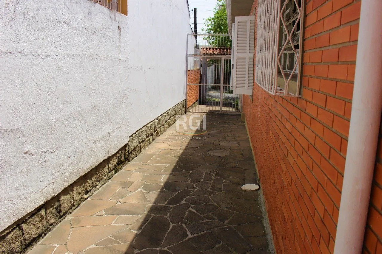 Imagem Casa para Venda - 208m², 3 dormitórios, 1 vaga - Partenon