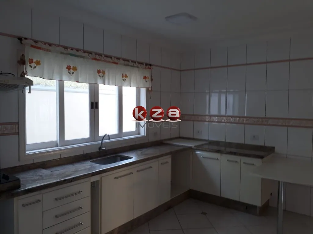 Imagem Casa de 3 quartos no Condomínio Terras do Caribe, em Valinhos-SP: 3 salas, 1 suíte, 4 vagas de garagem e 218m² de área.