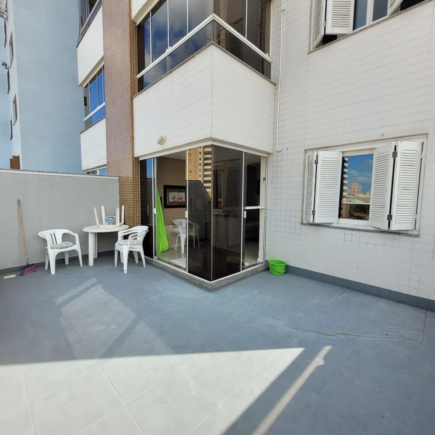 Imagem Apartamento com terraço, sacada, churrasqueira, 1 dor no Centro de Tramandaí