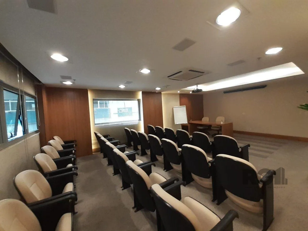 Imagem Excelente sala comercial no Menino Deus, com uma vaga de garagem.