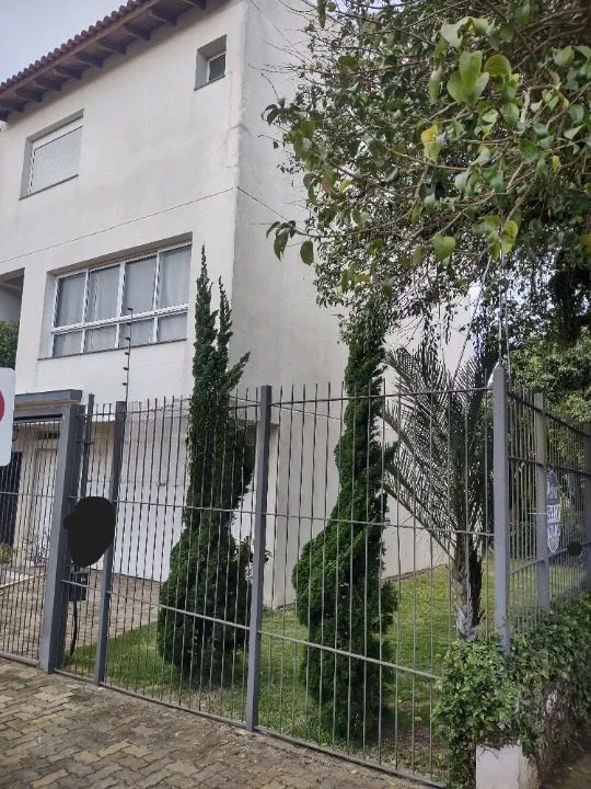 Imagem Sobrado com 3 quartos, 1 suíte, lareira, churrasqueira, 3 vagas cobertas na zona sul.