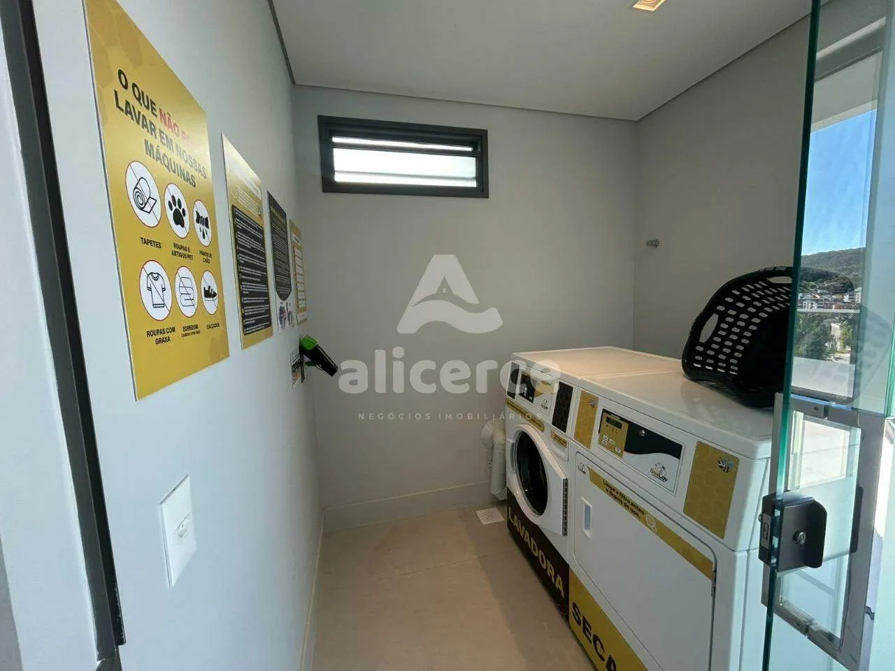 Imagem Apartamento à venda com 2 quartos 1 suíte, 65,67m² em Carvoeira Florianópolis