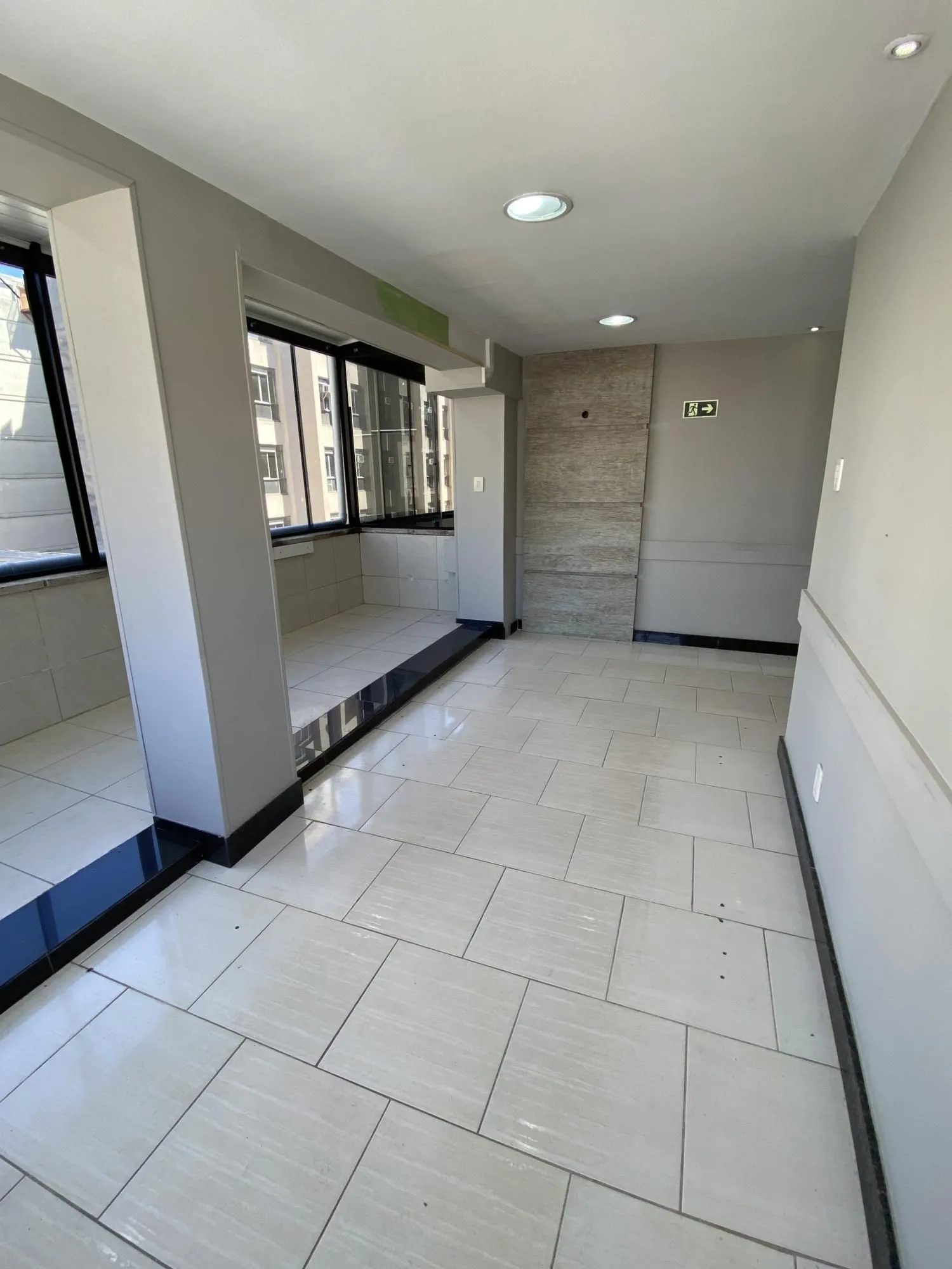 Imagem MÁFFER IMÓVEIS ALUGA EXCELENTE CONJUNTO COMERCIAL - ANDAR INTEIRO NO CENTRO DE PORTO ALEGRE 280m² de área privativa