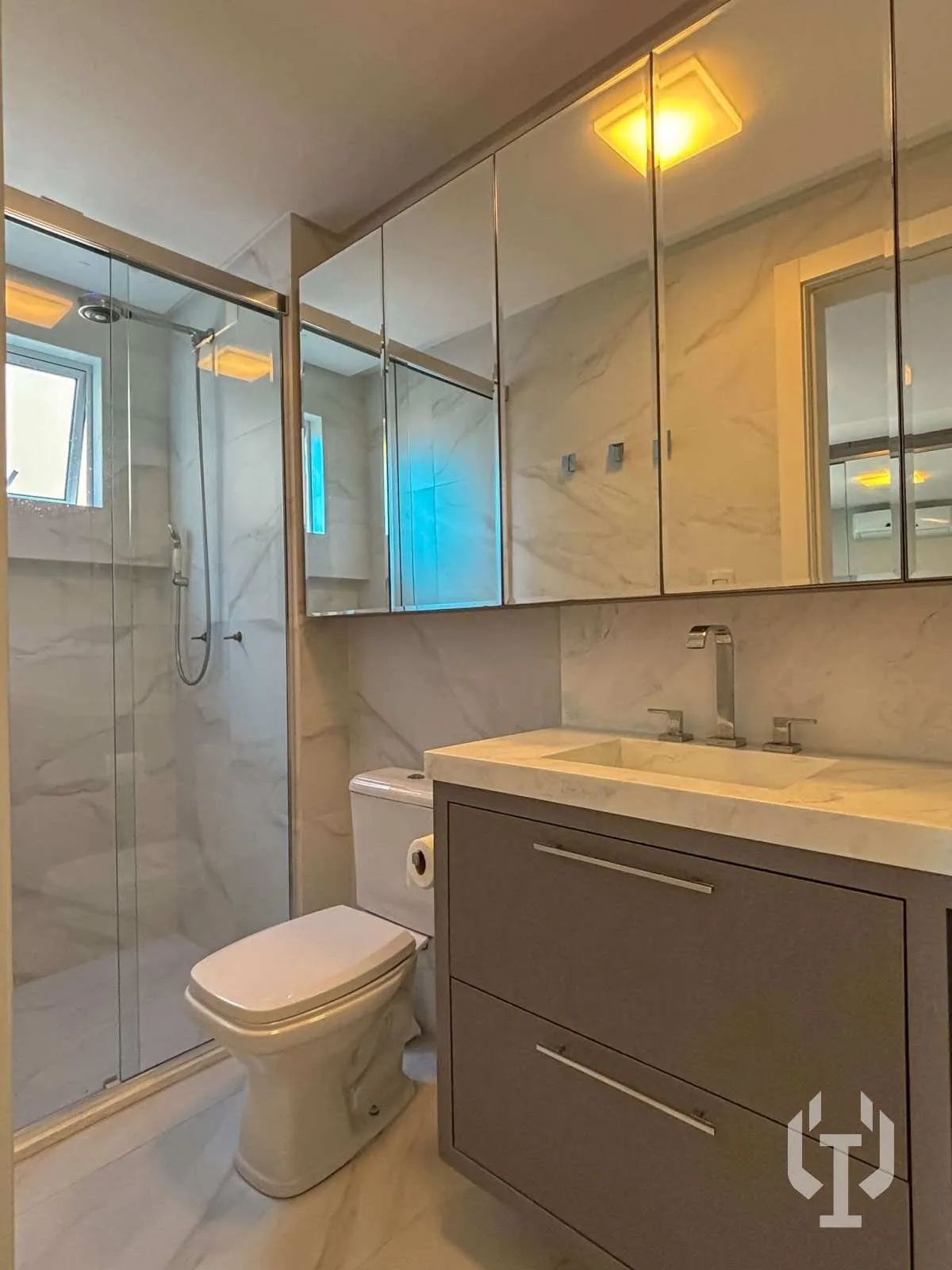 Imagem Apartamento de 2 suítes e 2 vagas de garagem em Meia Praia