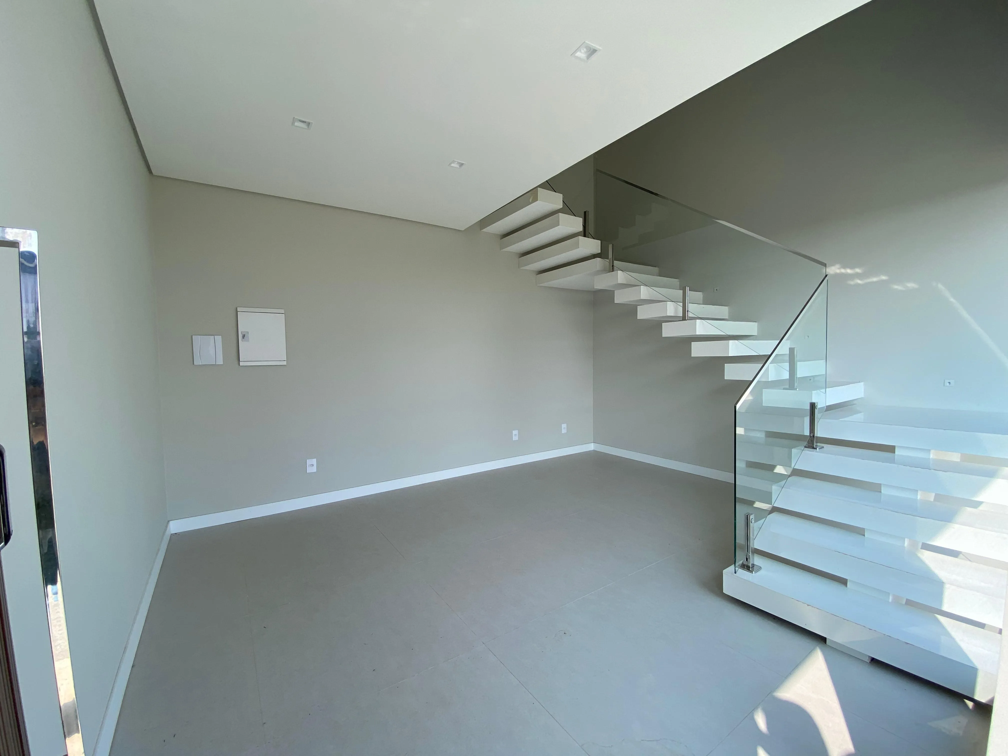 Imagem Residência de Elegância Única: Casa Exclusiva no Alphaville com Design Sofisticado e Área de Lazer Impecável