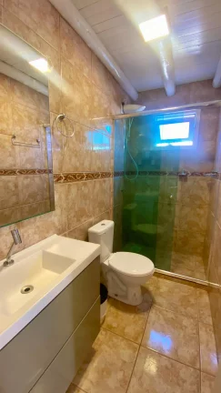 Imagem Pousada Comercial à Venda em Garopaba-SC: 3 Quartos, 4 Banheiros, 5 Vagas, 230m² - Não Perca!