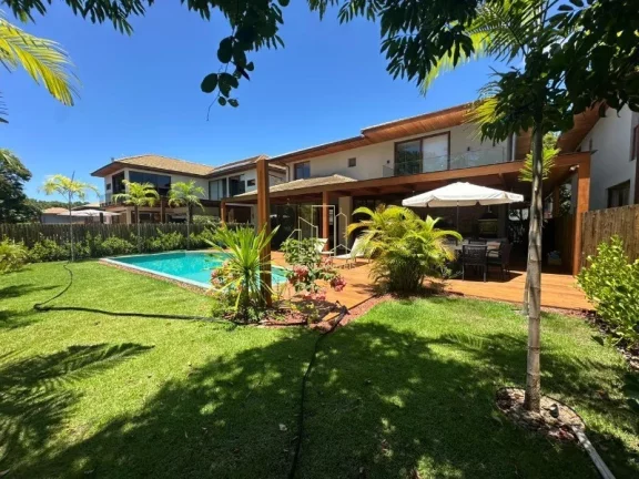 Com ambientes amplos e moderno essa casa decorada com quatro suítes e área gourmet a venda na Praia do Forte