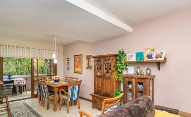 Imagem Casa com 3 dormitórios, no bairro Ipanema, zona sul de Porto Alegre, RS.