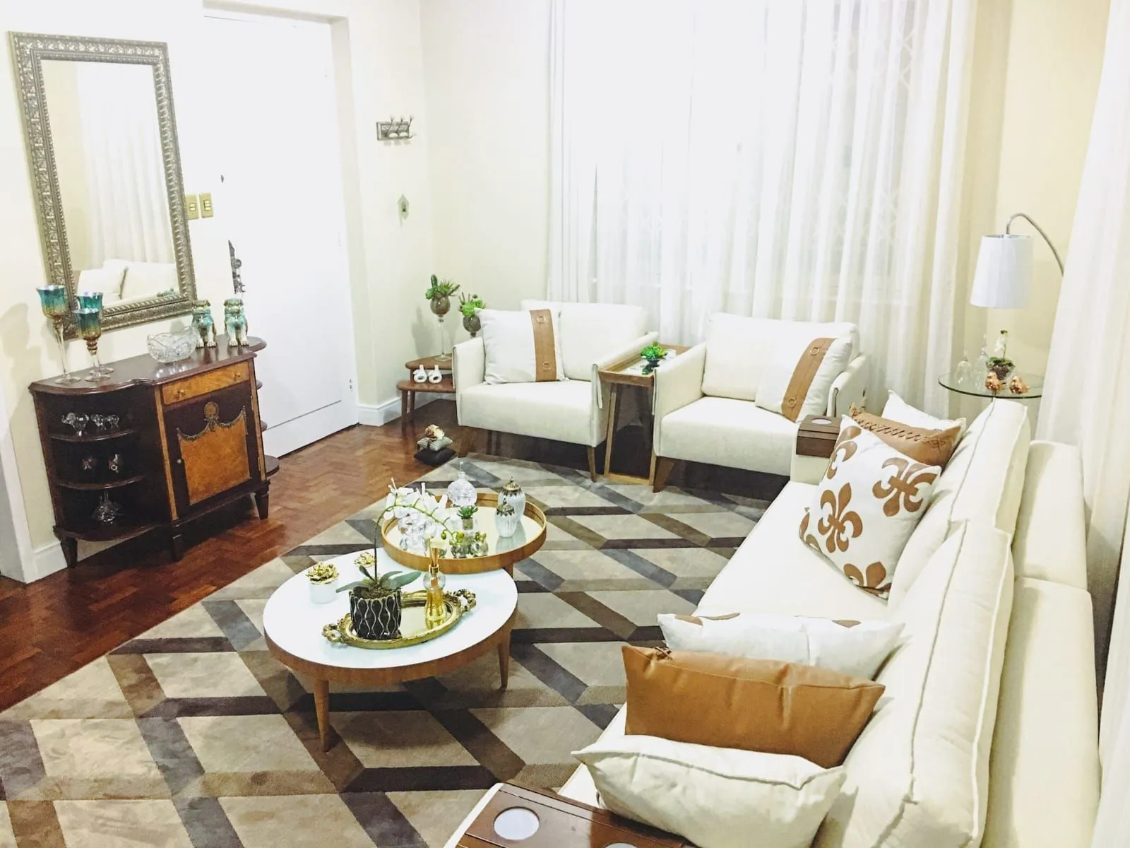 Imagem CASA RESIDENCIAL, REPAGINADA POR ARQUITETO COM MUITA ELEGÂNCIA E CONFORTO!