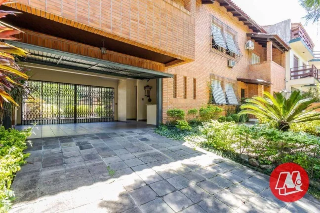 Imagem No bairro Rio Branco, casa de 337 m², semimobiliáda, 4 dormitórios, 3 vagas, jardim com piscina.