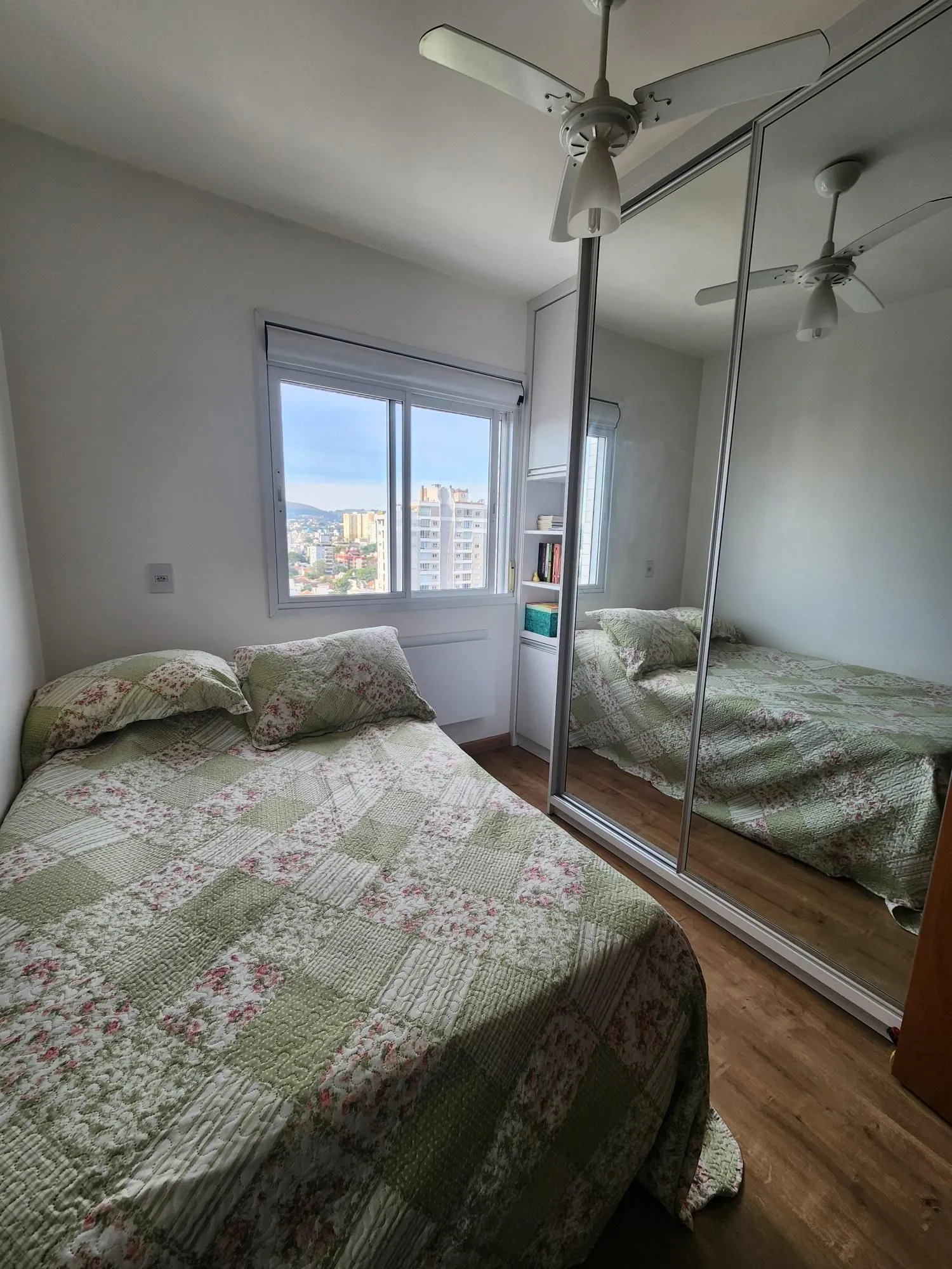 Imagem Apartamento de 2 quartos, suíte e 2 vagas garagem no bairro Santana Porto Alegre