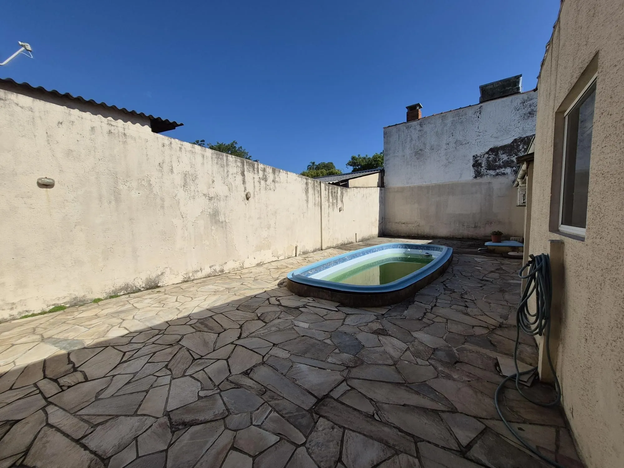 Imagem Casa Residencial de 4 Quartos com Piscina e Churrasqueira em Porto Alegre