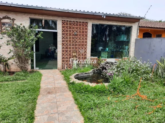 Linda casa, com jardim e lago artificial
