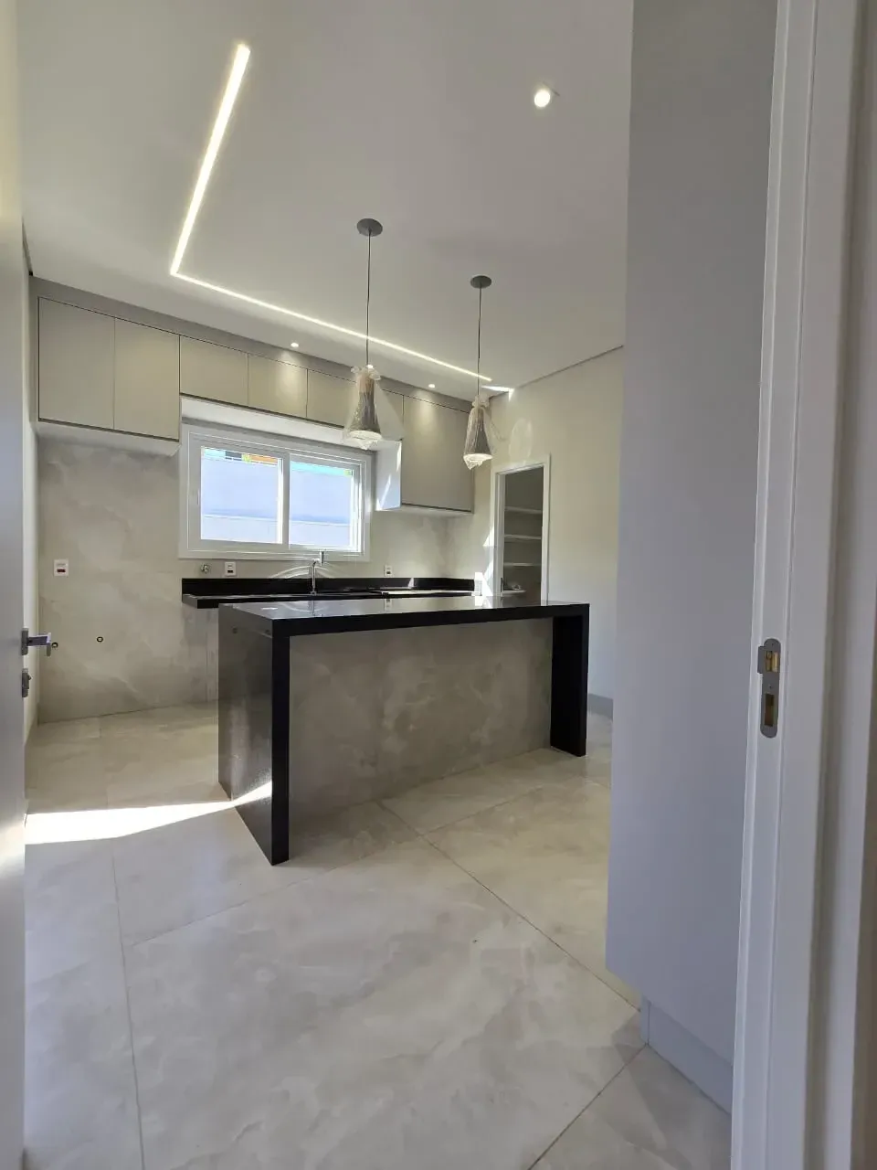 Imagem Imóvel Espetacular à Venda em Araraquara-SP: Casa de Luxo no Condomínio Buona Vita, 3 Suítes e 4 Vagas de Garagem.