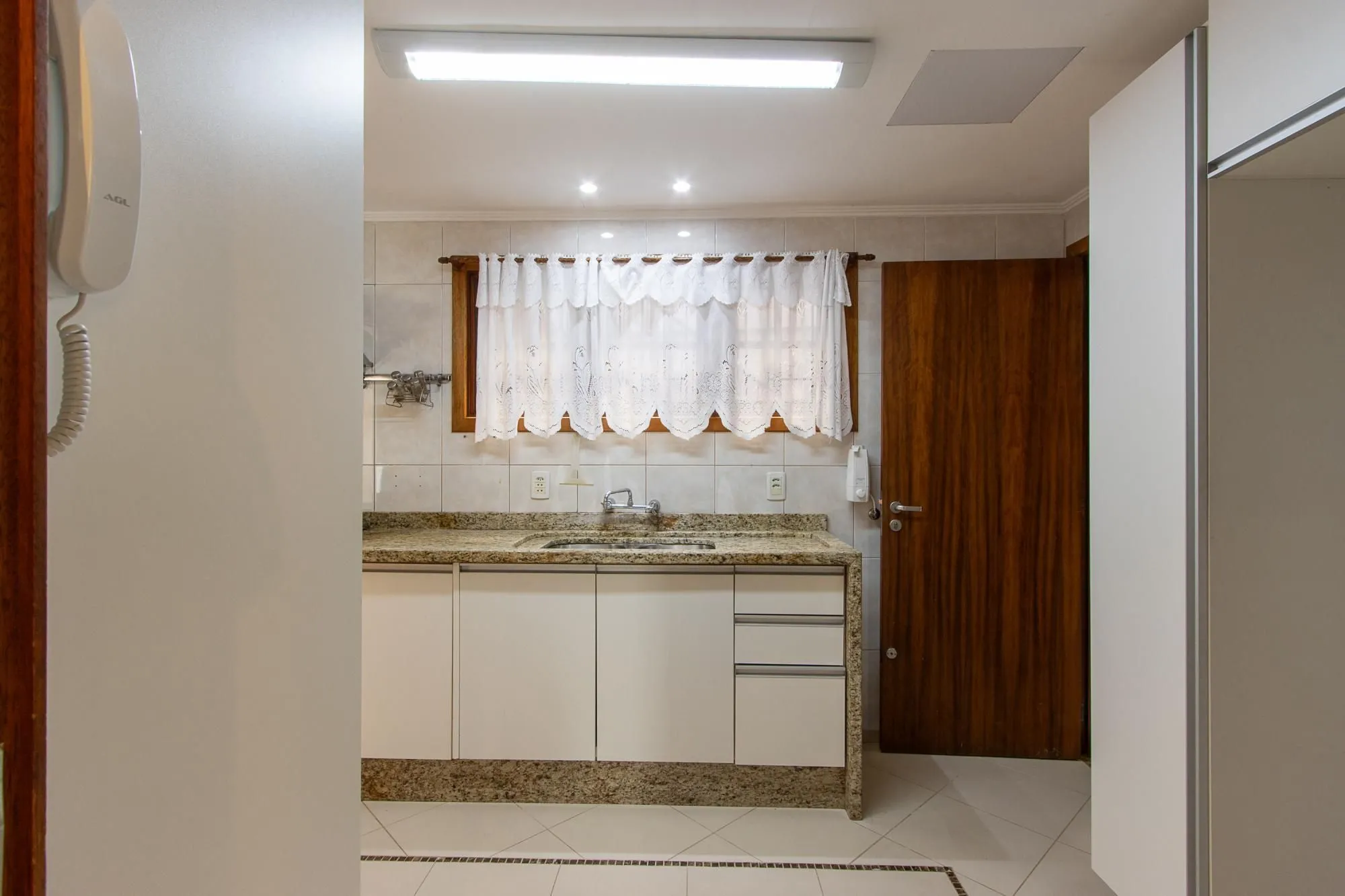 Imagem Excelente casa de 3 dormitórios, 1 suíte, pátio, piscina e vaga para 2 carros cobertas.