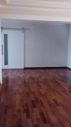 Imagem Área útil de 320 m². Triplex com 3 vagas de garagem, lavabo, ampla sala para 3 ambientes com saca...