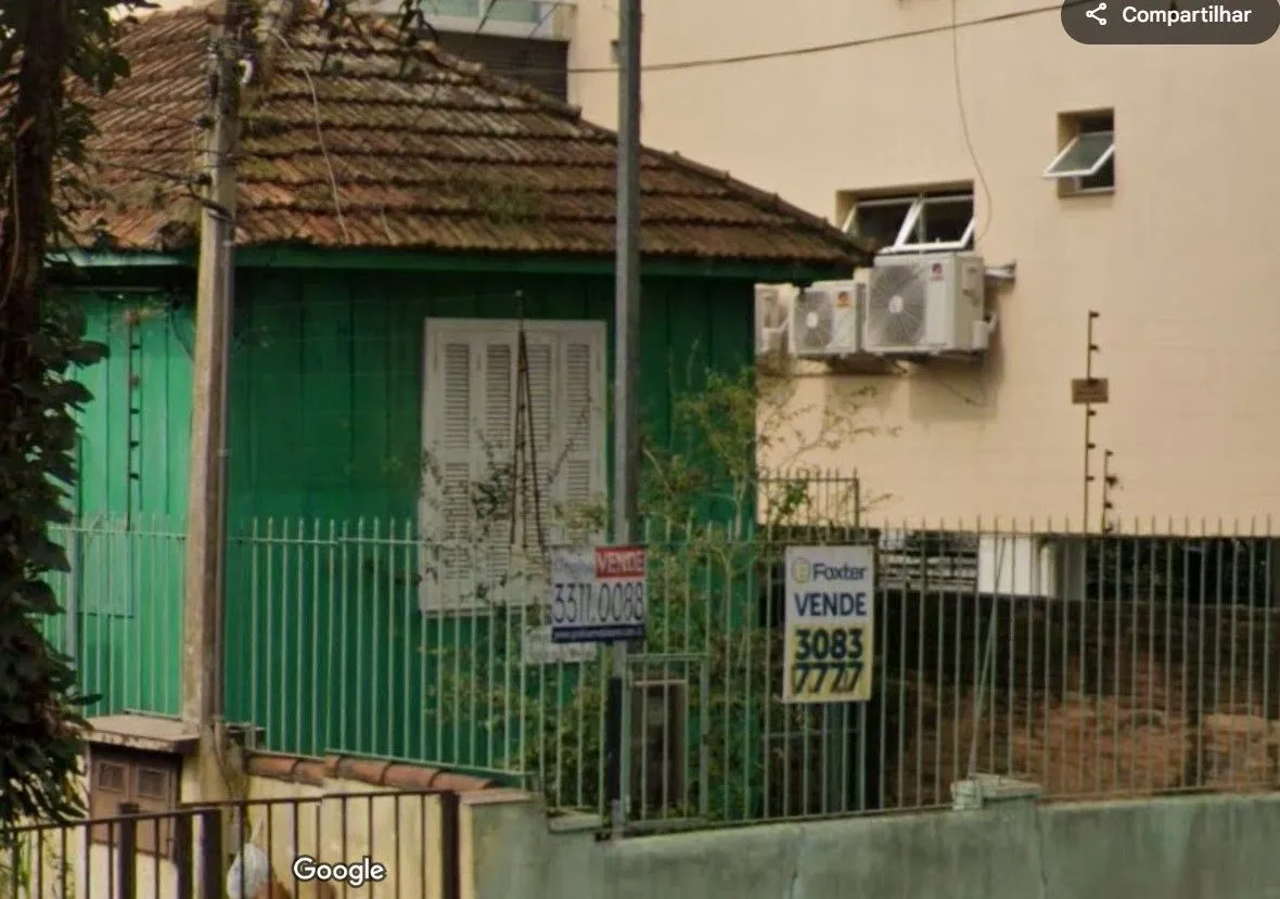 Imagem Vende-se casa de madeira, com dois dormitórios, banheiro, sala e cozinha. Localização privilegiada no bairro Jardim Botânico. Área do terreno com 6,6mx44m.