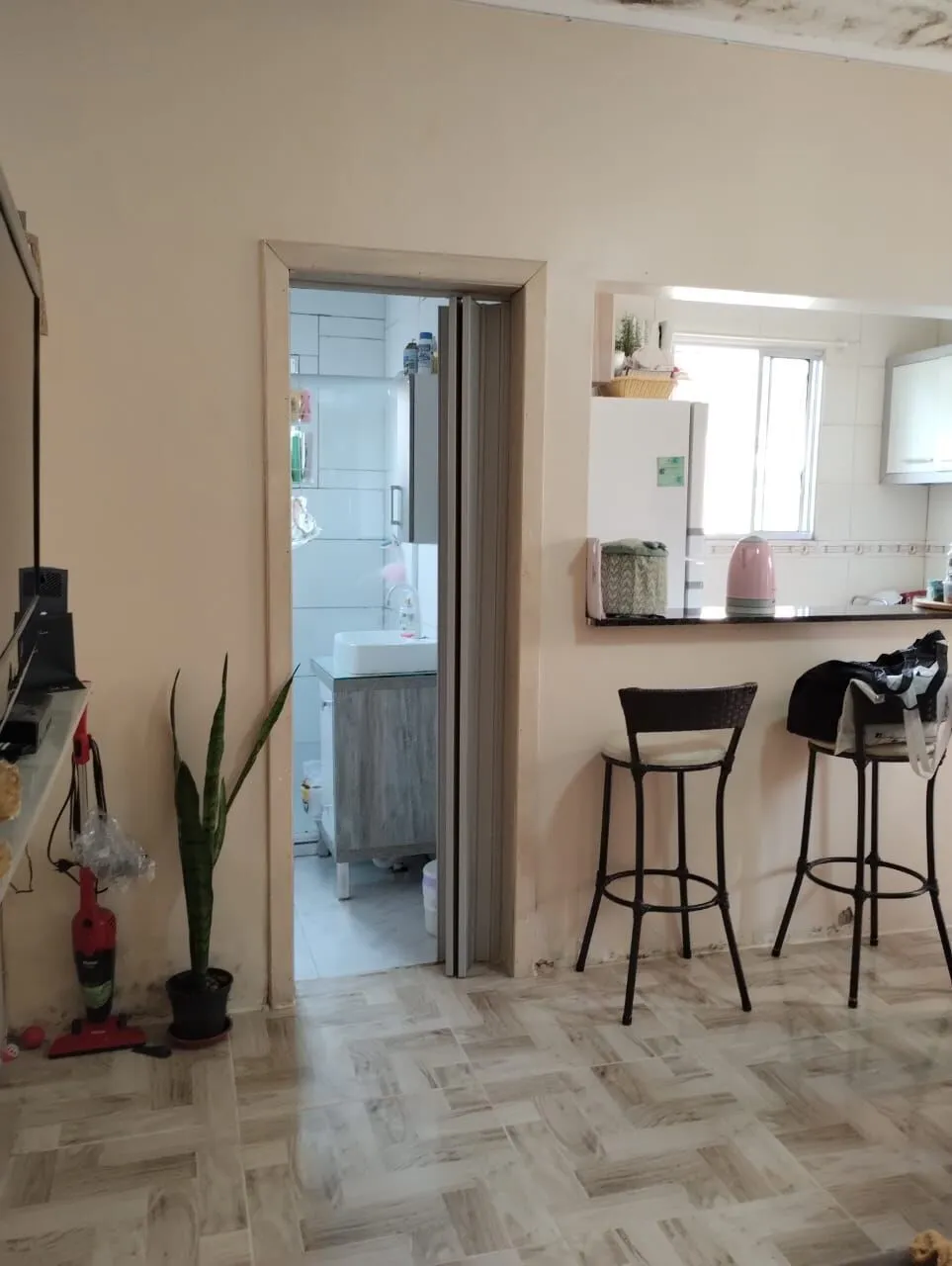 Imagem Terreno com duas frentes, três casas (duas c/dois dormitórios e a outra tipo tipo JK)