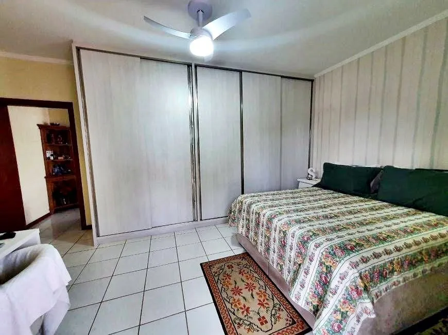 Imagem Casa à venda com 343m² I 5 Dormitórios I 2 suítes I Piscina - em Carianos Florianópolis