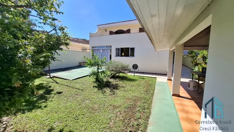 Imagem Casa com amplo terreno, a venda 04 quartos c/suíte no Seminário em Curitiba PR