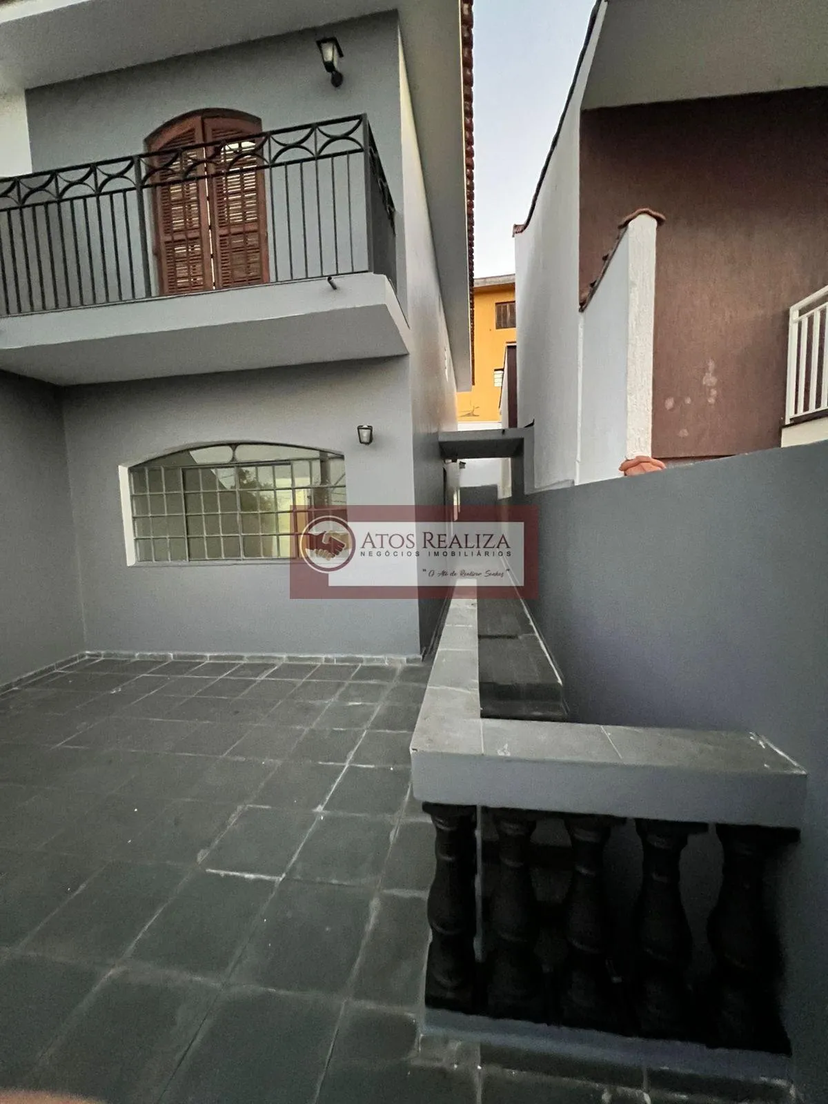 Imagem Alugo Oportunidade no em Interlagos região da cidade Dutra. Sobrado de 108m², imóvel com 2 Suítes, 1 com varanda, Cozinha ampla, Sala de estar, Sala de Jantar, Lavabo, Churrasqueira com cobertura Tetratil Zetaflex, quintal, 2 vagas de garagem cobertas com