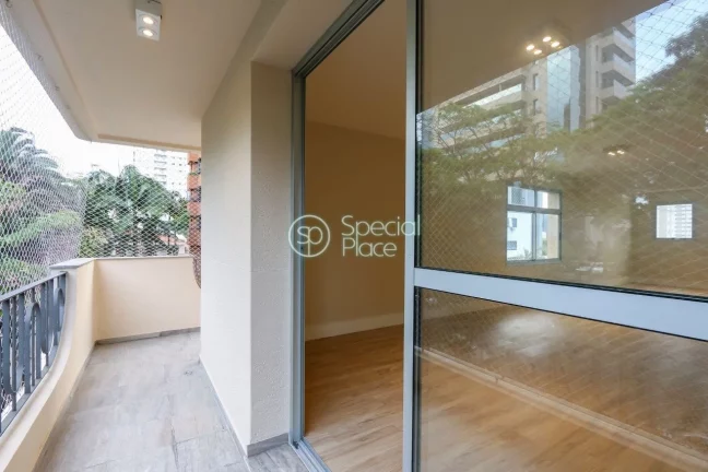 Imagem Conforto e praticidade são reunidos neste apartamento de três suítes no Campo Belo. Saindo do hal...