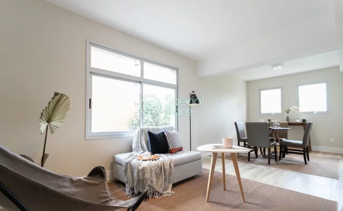 Imagem Conforto e praticidade são reunidos neste apartamento de três suítes no Campo Belo. Saindo do hal...