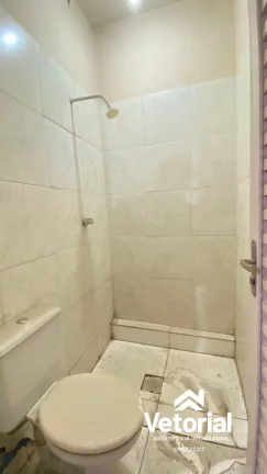 Imagem Ponto Comercial no Centro de Barreiras, formato retangular, frente ampla, 04 vagas de garagem frontal, 02 banheiros, depósito.