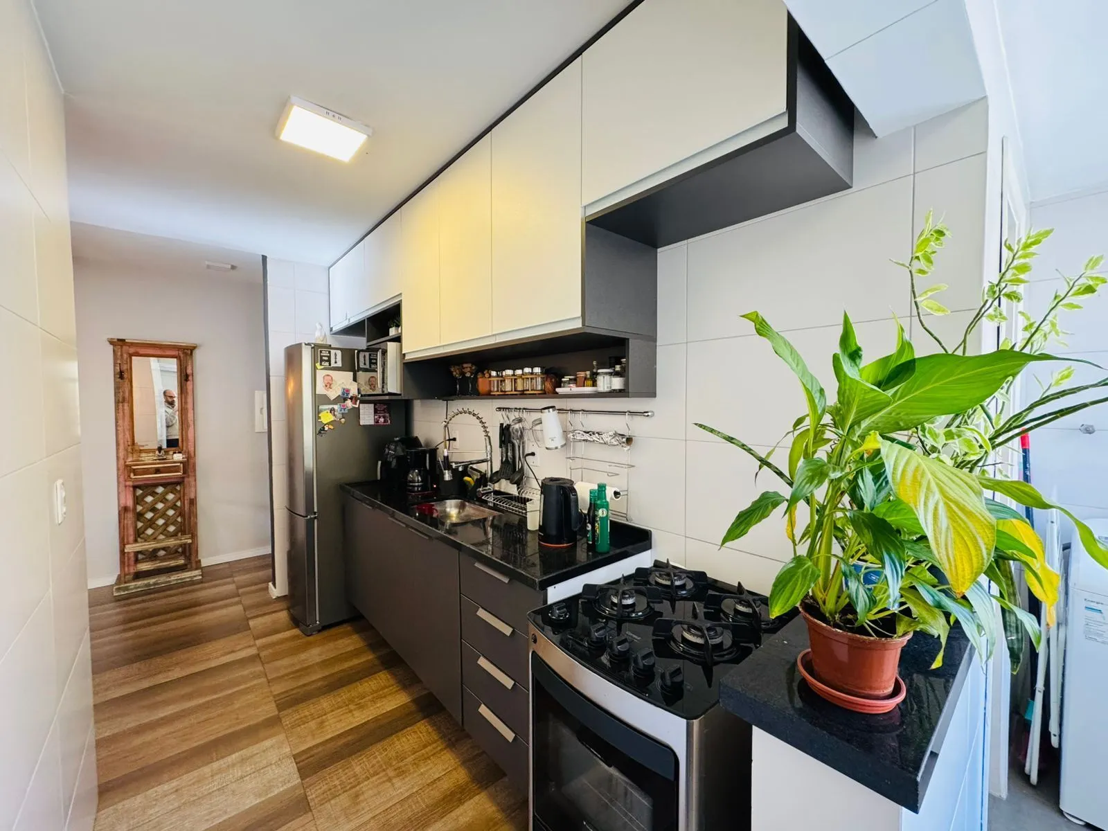 Imagem Apartamento Reformado, Ensolarado e a Poucos Passos da Redenção