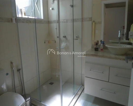 Imagem Encante-se com esta linda casa de acabamento impecável, localizada em um dos melhores condomínios ...