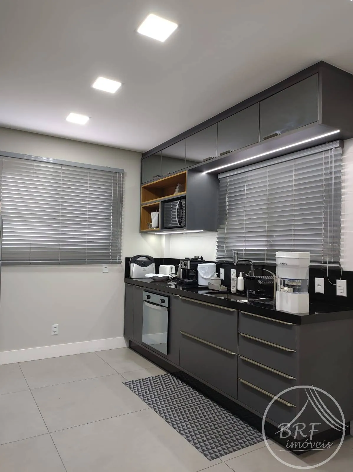 Imagem Ótima Casa Semi Nova Estreito Florianópolis/SC -3 suítes lavabo até 8 vagas