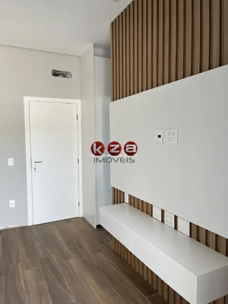 Imagem Imóvel de luxo: Casa em condomínio à venda em Vinhedo - SP, com 3 suítes, 4 salas e 310m² de área