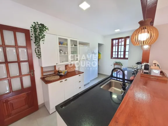 Imagem Casa linear reformada de 3 quartos (sendo 2 suítes) e área gourmet para venda em Teresópolis.